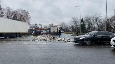 Поблизу Львова через ДТП ускладнився рух транспорту (ФОТО, ВІДЕО)