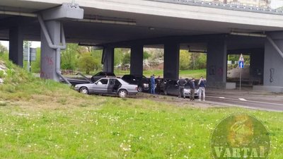На Сихові під мостом не розминулись автомобілі (ФОТО)