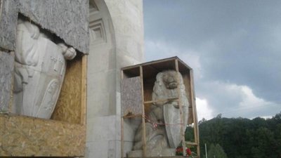 У міськраді Львова заявили про нову провокацію на  Личакові: навколо скульптур левів зривали щити
