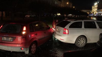 У центрі Львова через ДТП ускладнений рух транспорту (ФОТО)