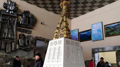 У бюветі мінеральних вод у Трускавці встановили Дідух-Рай висотою 3,5 м (ФОТО)