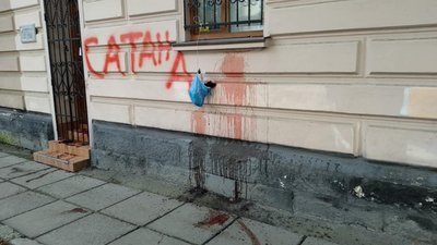 У центрі Львова невідомі облили червоною фарбою офіс популярної туристичної фірми (ФОТО)