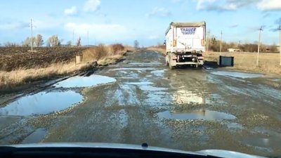 Кільцева дорога Золочева перебуває в аварійному стані (ВІДЕО)