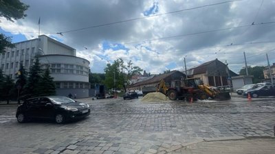 У Львові комунальники Садового копають тунель біля управління СБУ (ФОТО)