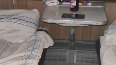 У поїзді "Львів-Маріуполь" п'яні чоловіки чіплялися до дівчат (ВІДЕО)