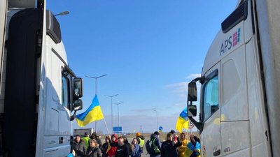 Активісти третю добу блокують на кордоні Польщі фури, що прямують до РФ та Білорусі (ВІДЕО)