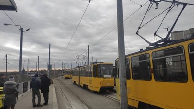Як у Львові трамваї «групами» простоюють на кінцевій зупинці (ФОТО)