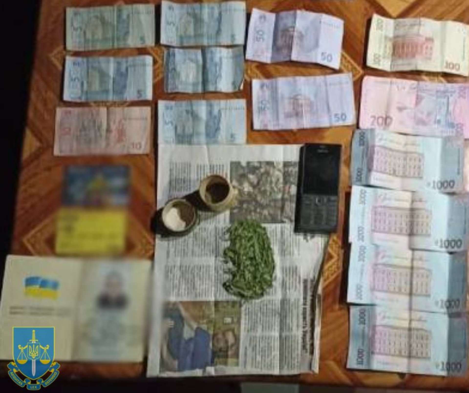 На Львівщині чоловік вирощував біля дому коноплю і продавав наркотики мешканцям села