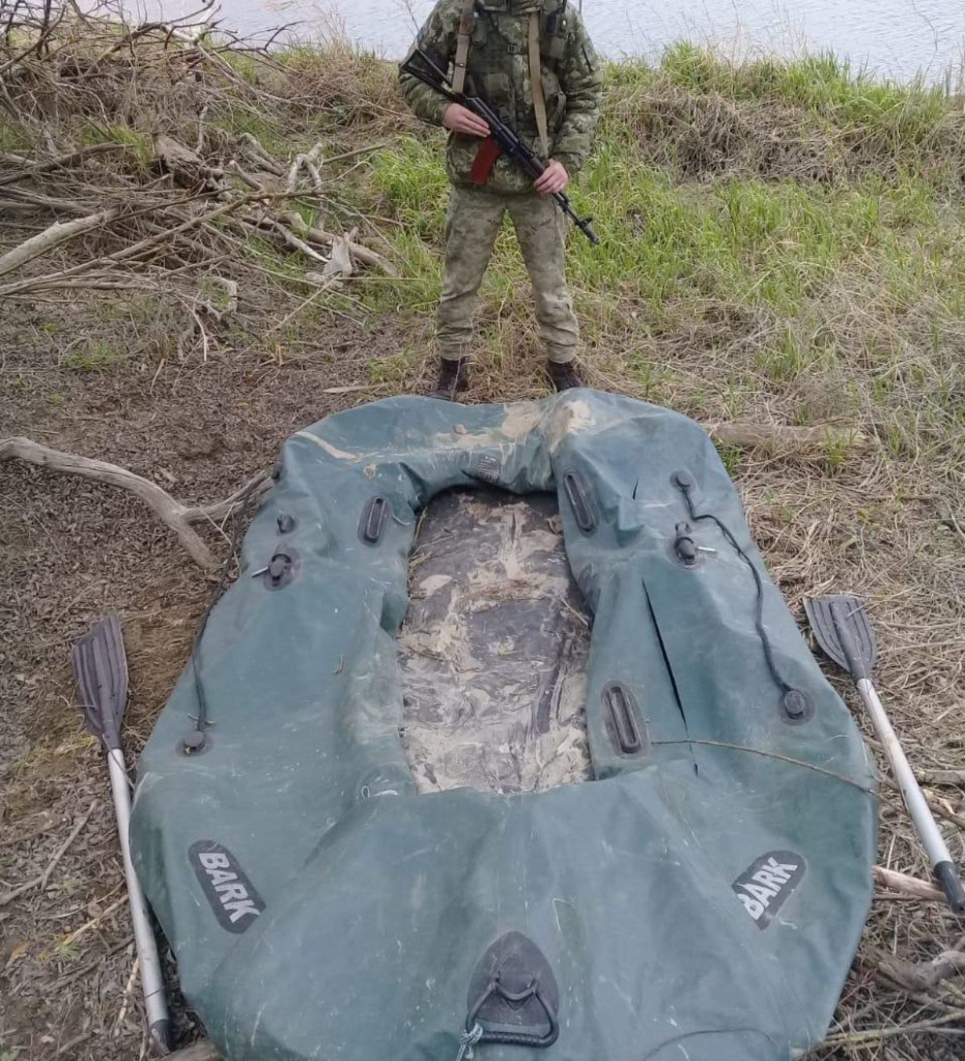 На кордоні з Польщею затримали контрабандистів з 40 ящиками сигарет. Фото: ДПСУ.