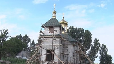 На Волині священник МП будує хату з куполами (ВІДЕО)