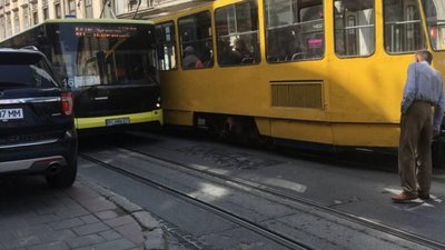 У Львові трамвай відбив дзеркало маршрутці (ФОТО)