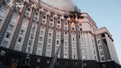 У Києві горіла будівля Кабміну