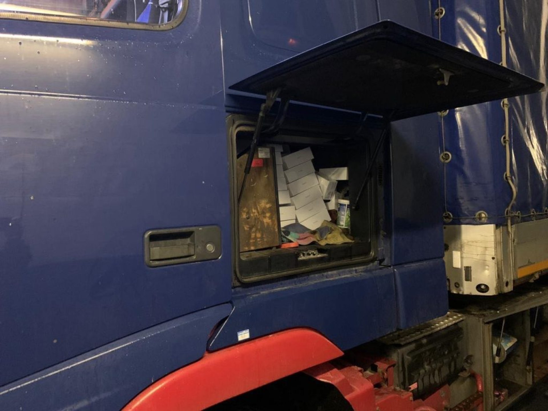 Як на Раві-Руській прикордонники не пропустили нелегальні телефони та одяг. Фото прес-служба Львівського прикордонного загону