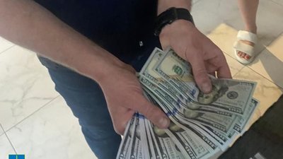 На Львівщині правоохоронці вимагали та одержали 4 000 доларів США