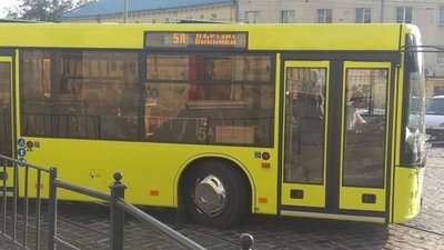 У Винниках на зупинці громадського транспорту помер чоловік