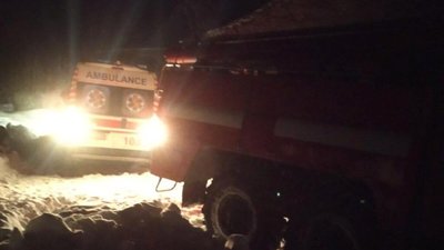 На Львівщині автомобіль швидкої допомоги загруз в снігу (ФОТО)