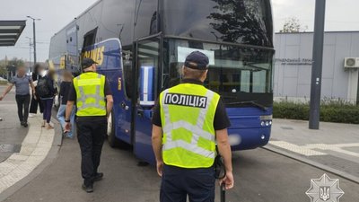 На Львівщині патрульні штурмують маршрутки