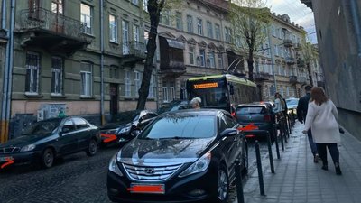 У Львові припарковані автомобілі блокують рух тролейбусів (ФОТО)