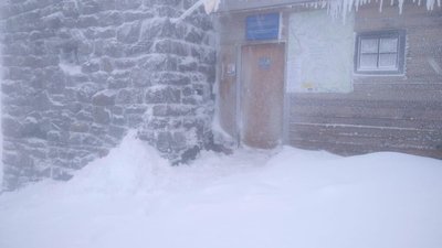 Негода в Карпатах: видимість обмежена, снігу місцями подекуди випало вище коліна