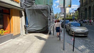 У Львові на вулиці Гнатюка у пішоходів забрали тротуар (ФОТО)