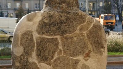 У Львові встановили відновлену половецьку бабу з кургану Сторожова могила