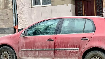 У Львові на вулицях помітили жовтий пісок