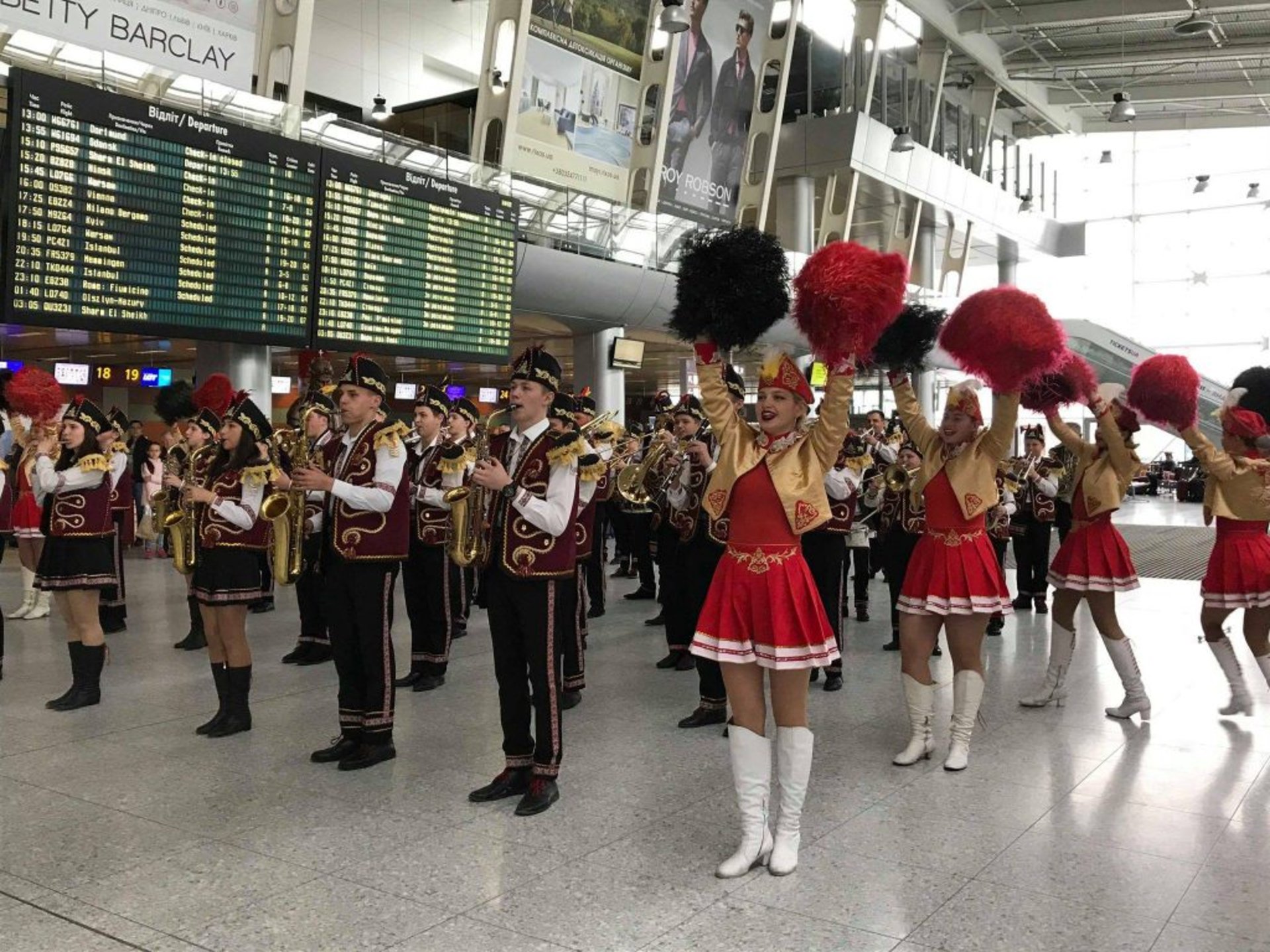 У аеропорту "Львів" відбувся музичний флешмоб до Дня міста