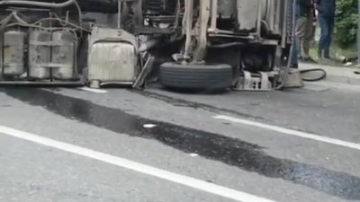 На Львівщині перекинувся сміттєвоз (ВІДЕО)