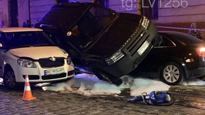 У Львові Land Rover припаркувався на двох авто (ФОТО, ВІДЕО)