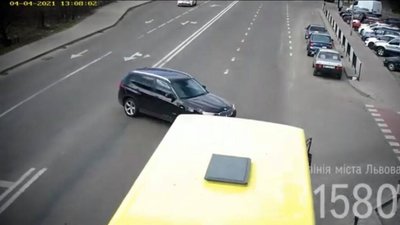 У Львові автомобіль BMW зіткнувся з пасажирським автобусом (ВІДЕО)