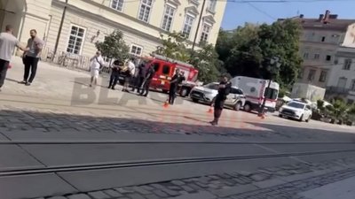 У Львові під вікнами Садового чоловік хоче вчинити самогубство (ВІДЕО)