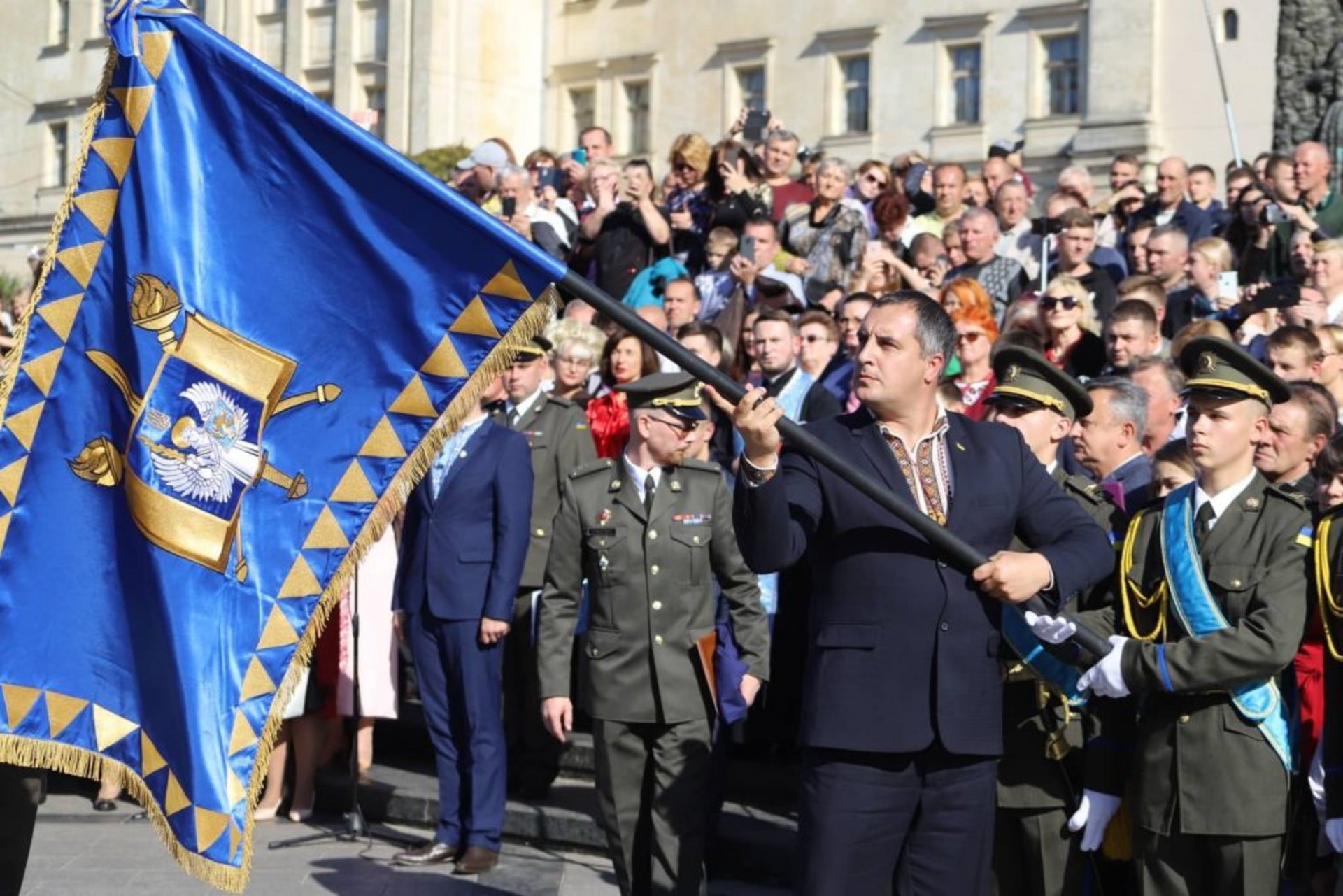 На площі біля пам’ятника Тарасові Шевченку першокурсники Львівського державного ліцею імені Героїв Крут склали Урочисту Клятву. Фото: Олександр Ганущин.