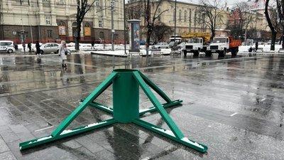 У центрі Львова встановили ялинку (ВІДЕО)