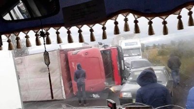 Водіям: біля Великих Мостів перекинулася фура заблокувавши рух транспорту (ФОТО)