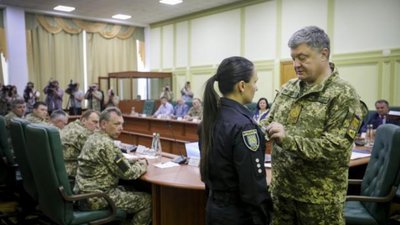 Порошенко нагородив двох львівських поліцейських орденом «За мужність»