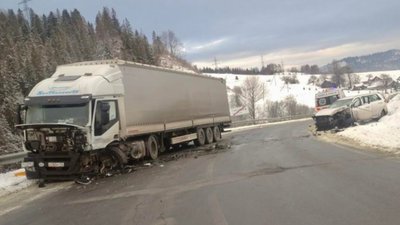 На Львівщині зіткнулися вантажівка та легковик (ФОТО)