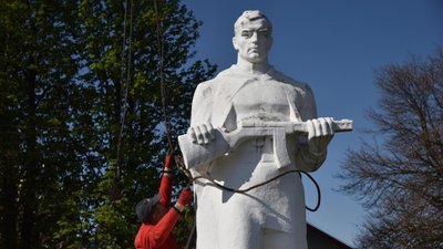 У Мостиській громаді демонтували пам‘ятники – символи радянської доби