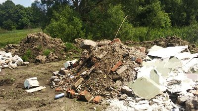 Біля Ставчан у заросле озеро викидають будівельне сміття (ФОТО)