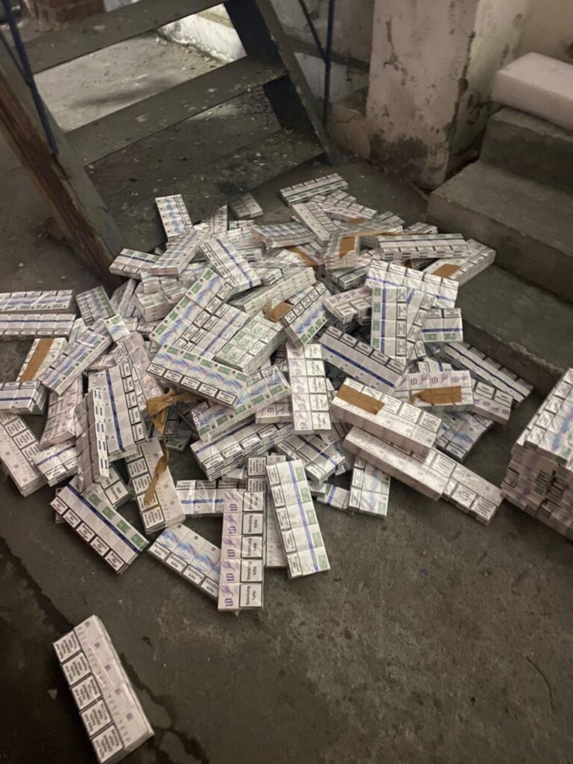 На кордоні з Польщею виявили 3,8 тисяч пачок сигарет