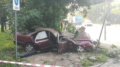 Моторошна смерть: у Львові дівчина втікаючи  з місця ДТП  розбилася об дерево (ФОТО, ВІДЕО)