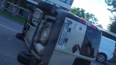 У Львові на Пасічній перекинувся автомобіль (ФОТО)