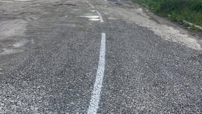 У Львові на розбитій дорозі нанесли розмітку