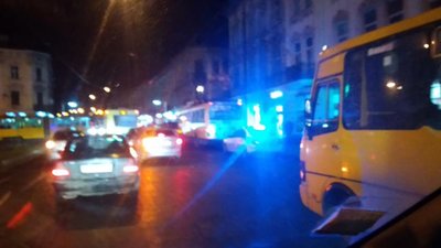 Рух транспорту у Львові у вівторок ввечері зупинився (ВІДЕО)