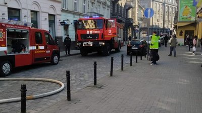 У центрі Львова через пожежу перекрили рух транспорту (ФОТО)