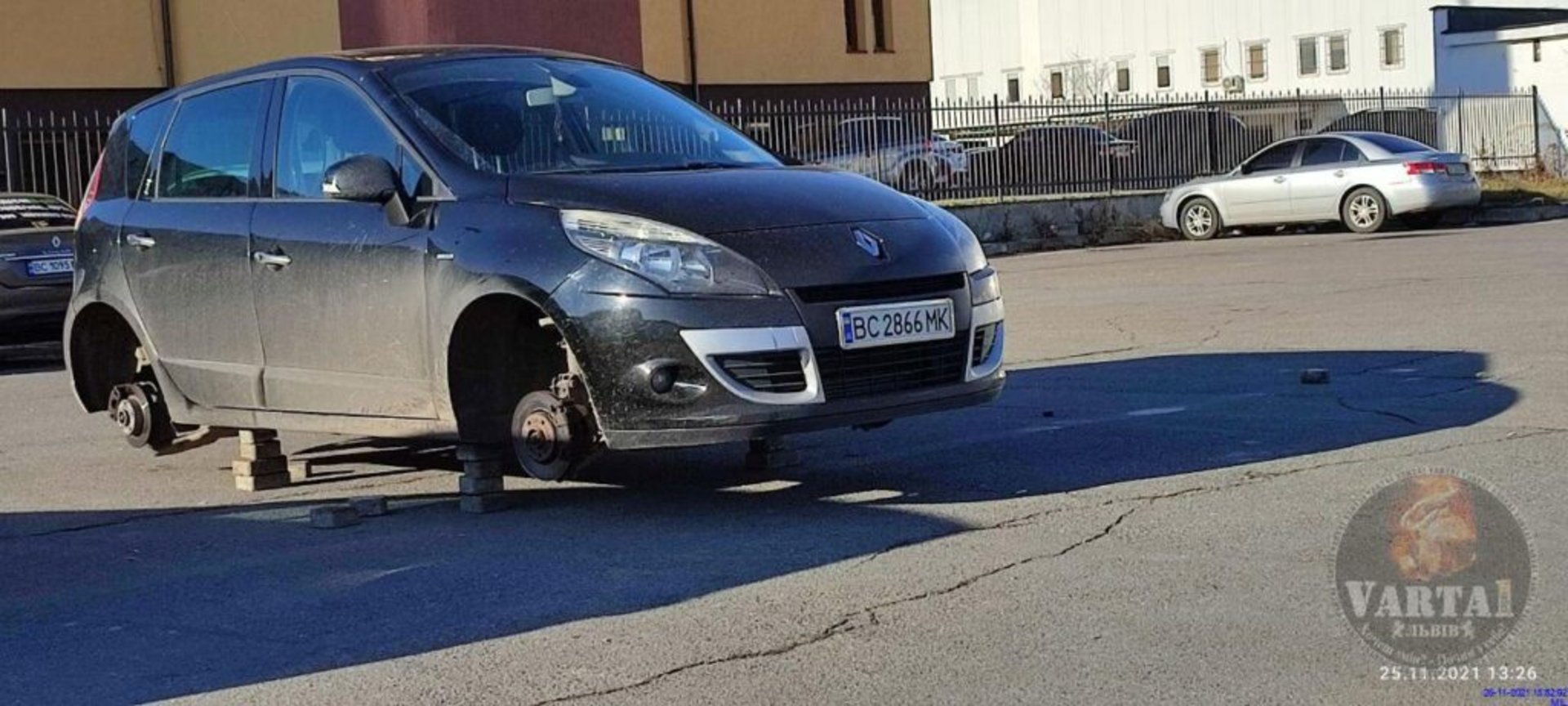 У Львові на вулиці Княгині Ольги з автомобіля викрали чотири титанові диски, фото Варта-1
