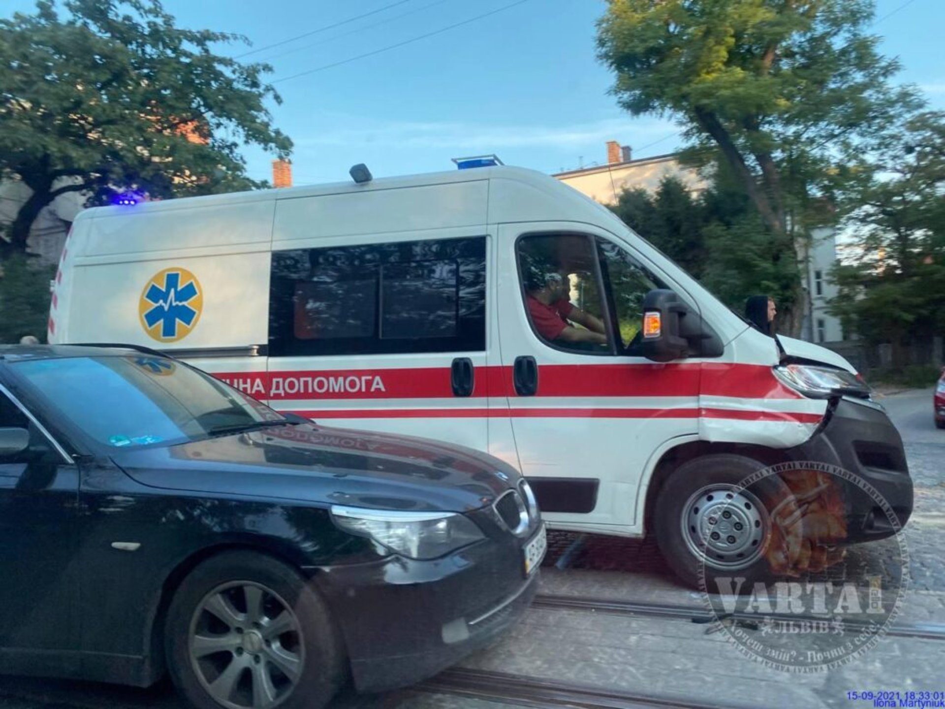 У Львові автомобіль швидкої медичної допомоги потрапив у ДТП