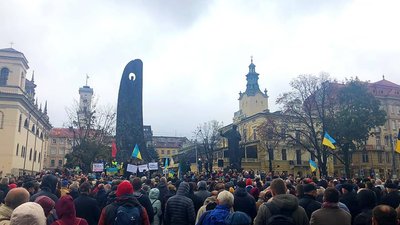 У Львові сотні людей вийшли на Майдан (ВІДЕО)
