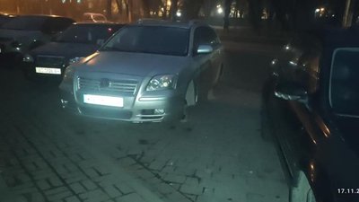У центрі Львова із автомобіля знову зняли колеса (ФОТО)
