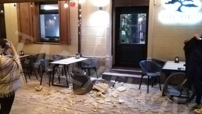 У Львові частина фасаду обвалилась на терасу (ФОТО)