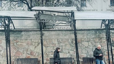 У центрі Львова просять відремонтувати аварійну зупинку